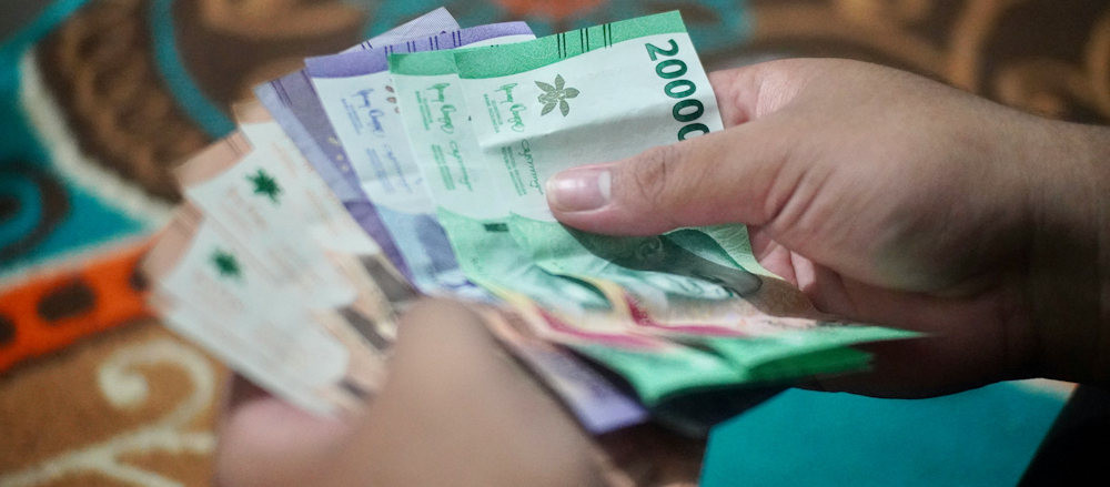Counting Banknotes by Naufal Jajuli on Unsplash